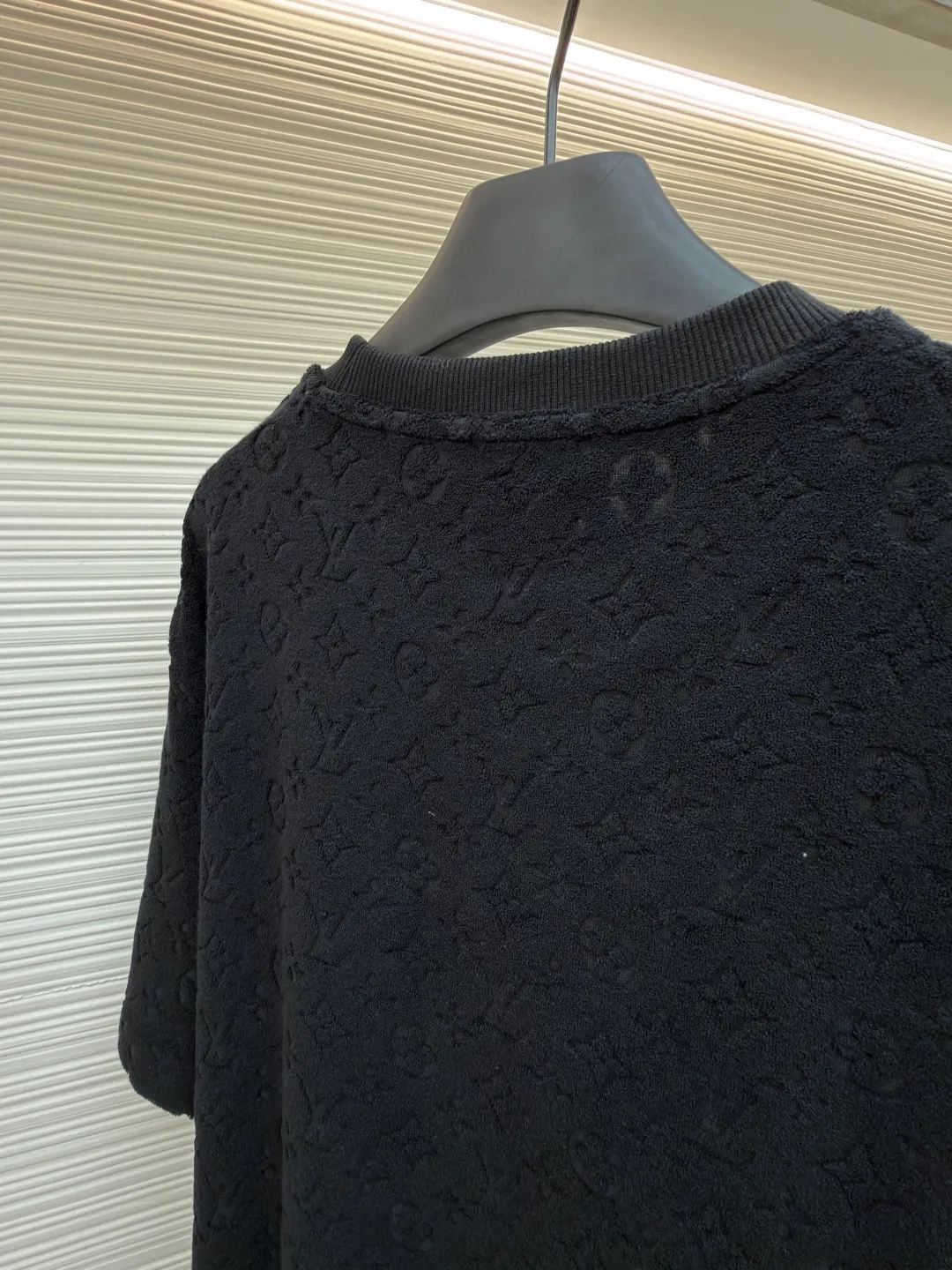 LOUIS VUITTON embossed terry short sleeves ●Original version: Purchased and developed at 9350 ●Item number: 1682412-A00 ●Fabric: terry luxury terry fabric ●Technology: embossed jacquard production ●Color: black ●Version: Fitted version ●Weight: about 345 grams ●Size: S-M-L-XL ●Description: Customized soft cotton blended terry luxury terry fabric with clear texture Plump and lazy, comfortable and close to the skin, with navy blue as the main tone, as calm and profound as the deep sea, the full-width Monogram embossing makes a stunning appearance. It is a gorgeous bloom of Louis Vuitton's classic elements. It is fully recognizable and interprets unparalleled fashion style. The suit is worn for worry-free wear. Three-dimensional relief jacquard technique uses a high-density electronic jacquard machine to achieve the Monogram three-dimensional effect through the "positive and negative layer weaving method". Apply heat pressure to the fabric locally using a customized mold to hot-melt the fibers in specific areas. The permanent embossed contour infrared positioning cutting machine achieves precise positioning of materials through infrared emitters and infrared receivers. The accuracy can reach the micron level, thereby meeting the effect of Monogram alignment and high-precision cutting. The fabrics have been washed and have a better hand feel and texture. They are not easy to deform, shrink or fade, and maintain long-term beauty. The overall wiring is straight and delicate, the fabric is comfortable and soft, and the color is consistent without color difference. It can be matched with the same style to create a fashionable look and control various occasions. Customized accessories, complete with three standards, same style for men and women!